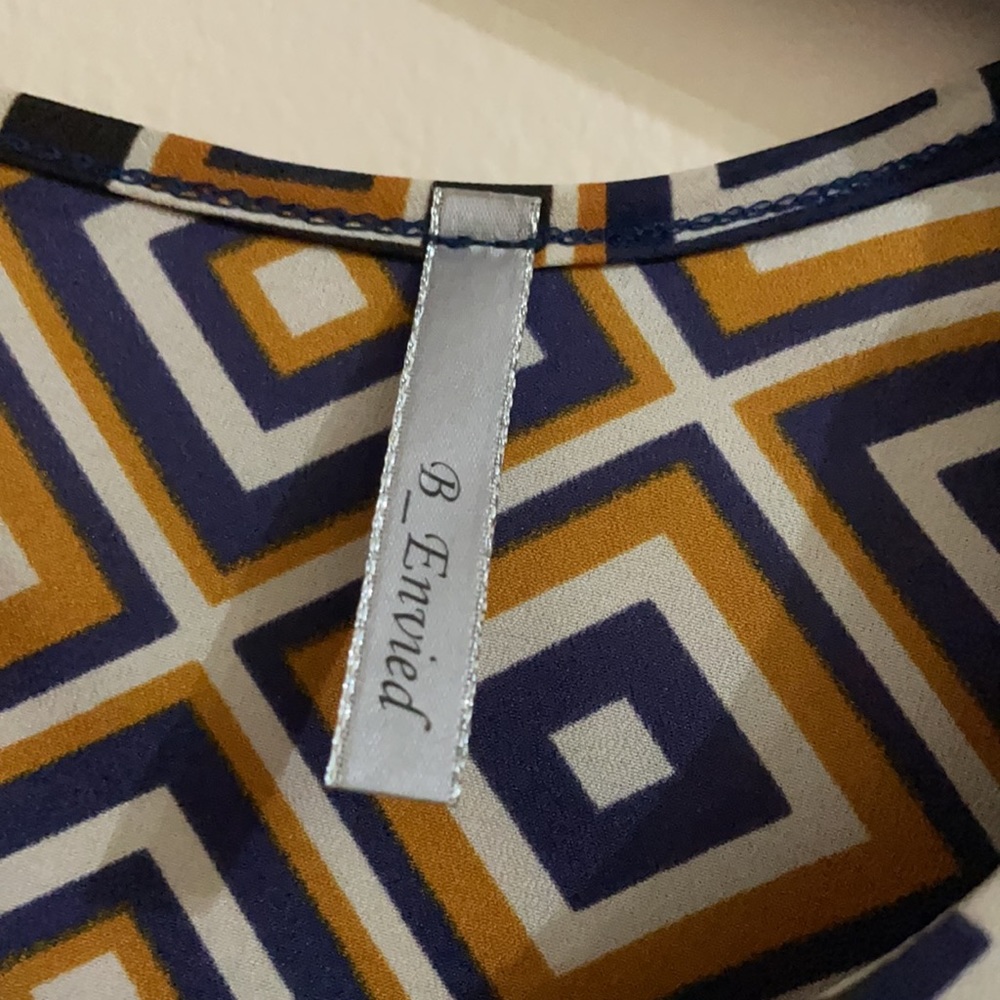 Geometric pattern top - Picture 7 of 9